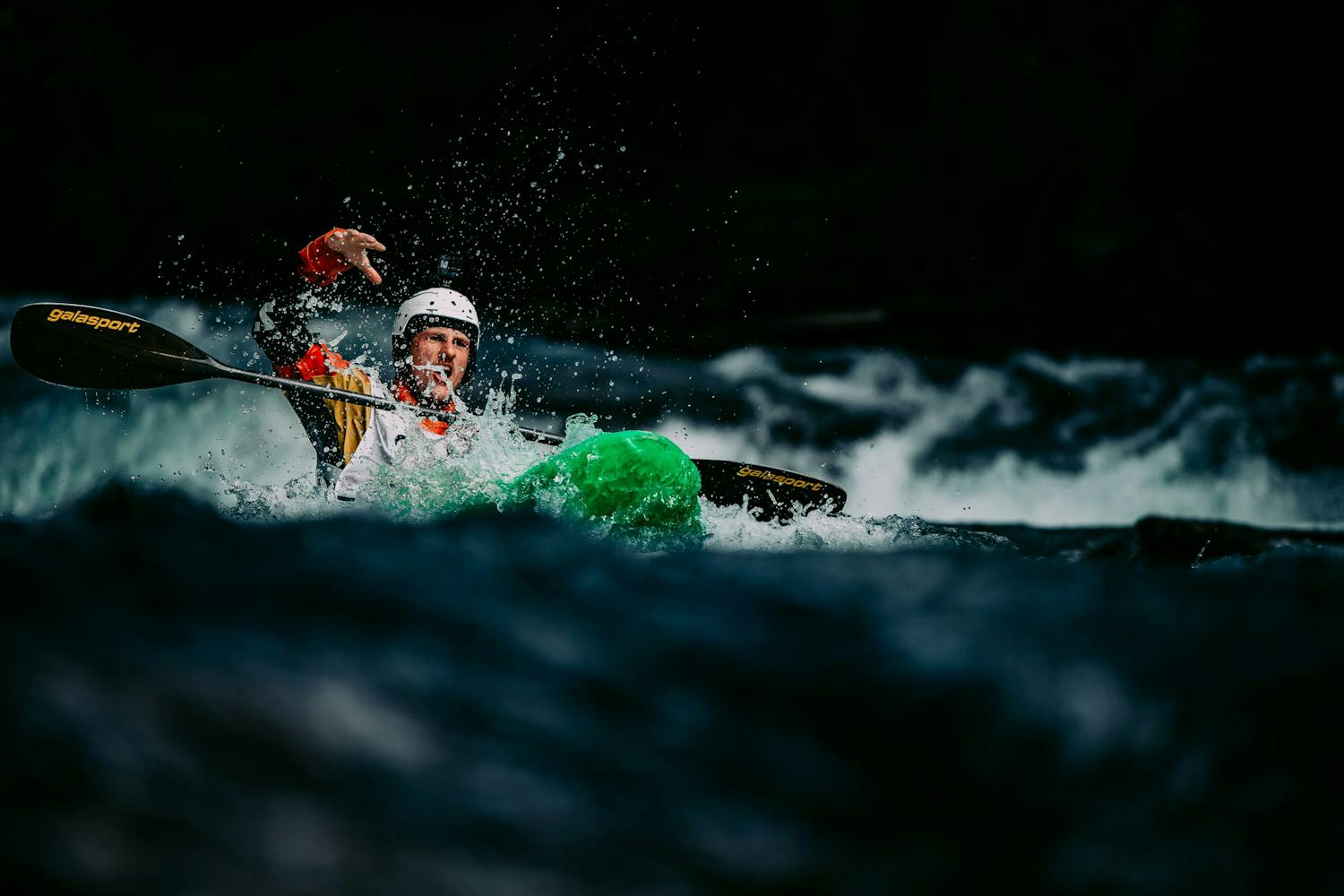 Kaisa Tiivelin kuva miehestä kajakissa.